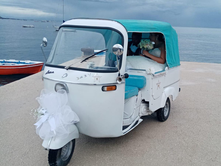 Ischia d'altri tempi: Sposi in Apecar